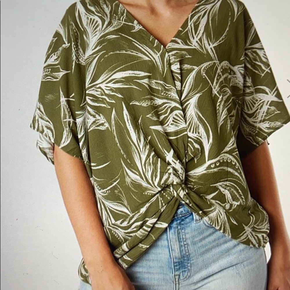 Buckle fashion: Blu Pepper Tropical Print Surplice Top- Size M